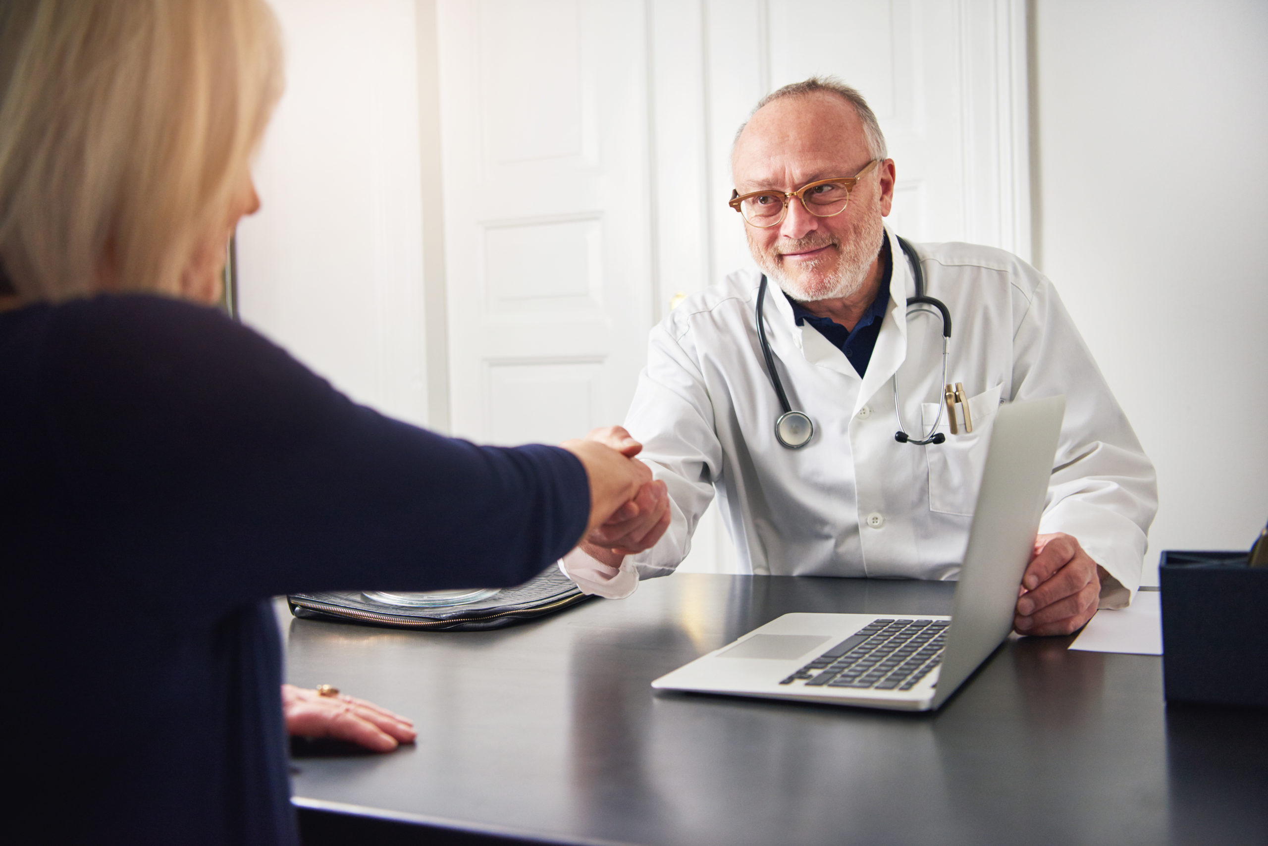 Adult Medic Shaking Hands With Patient Over Table - Verçosa Contabilidade Inteligência Fiscal LTDA